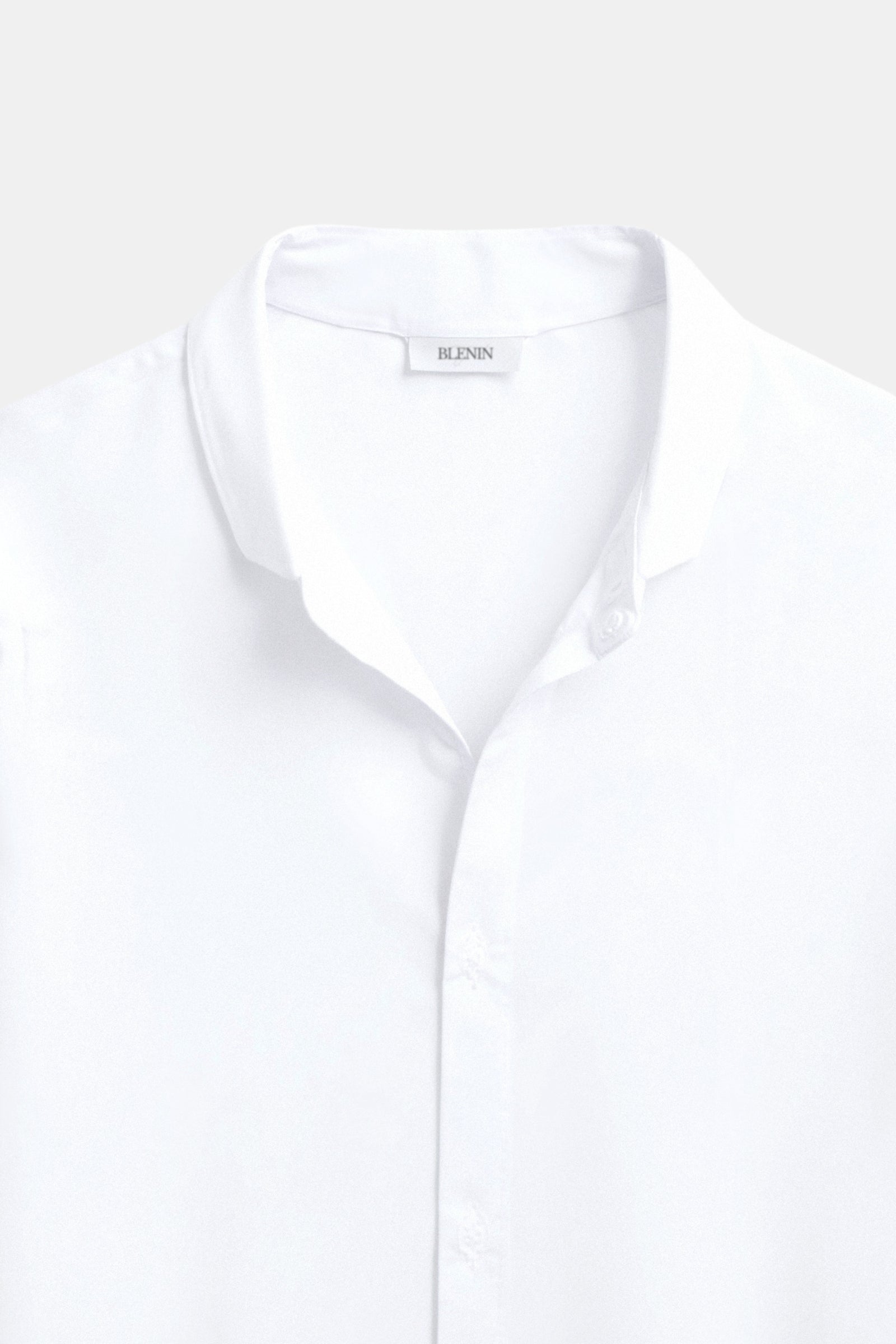 Camisa clásica de cuello alto en blanco