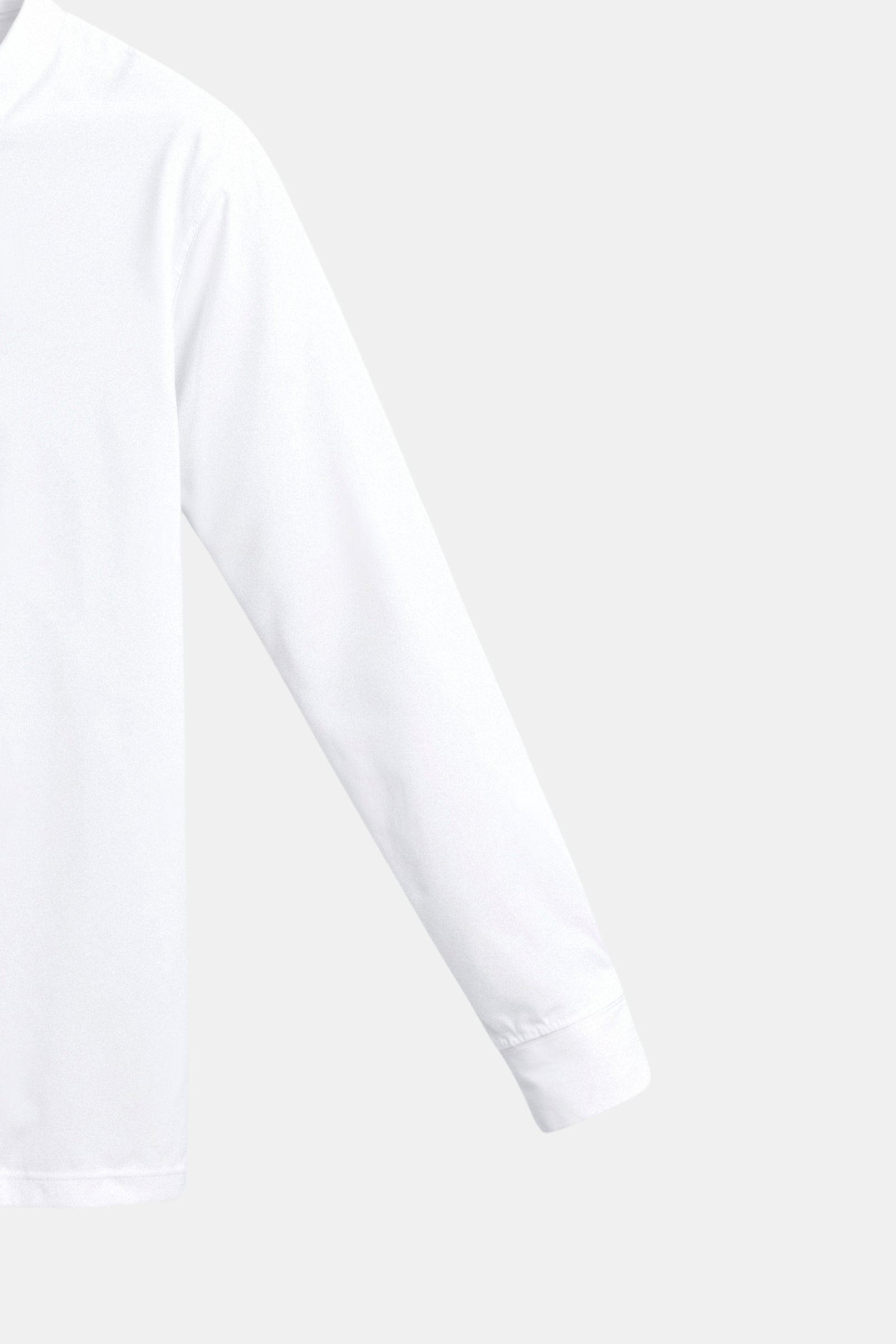 Camisa clásica de cuello alto en blanco