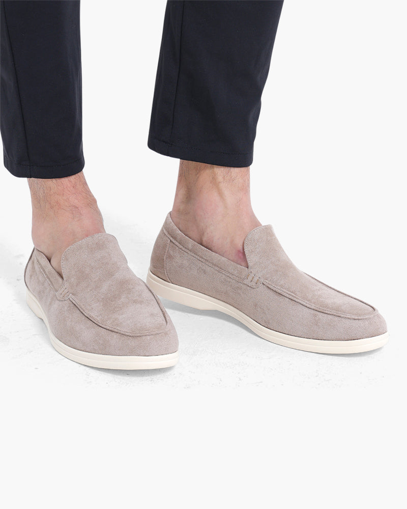 Dominic | Lässig Conjunto de 3 piezas con Suéter de Media Cremallera, Mocasines y Gafas de Sol Redondas