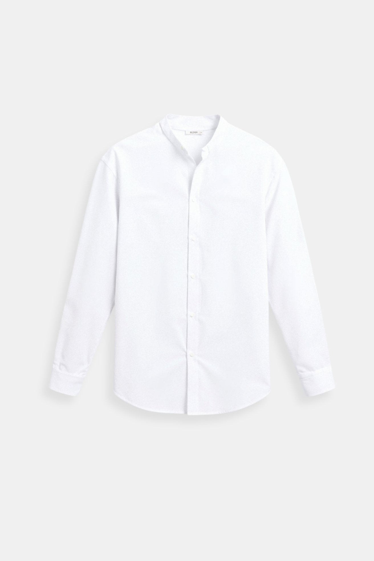 Camisa clásica de cuello alto en blanco