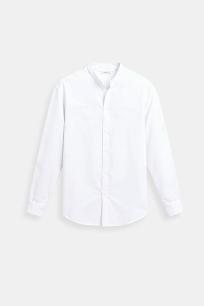 Camisa clásica de cuello alto en blanco