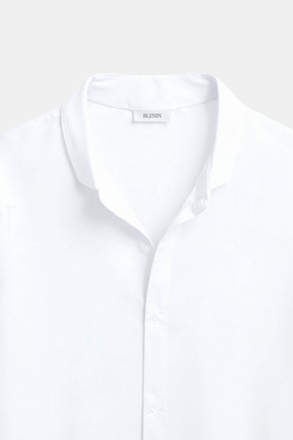 Camisa clásica de cuello alto en blanco