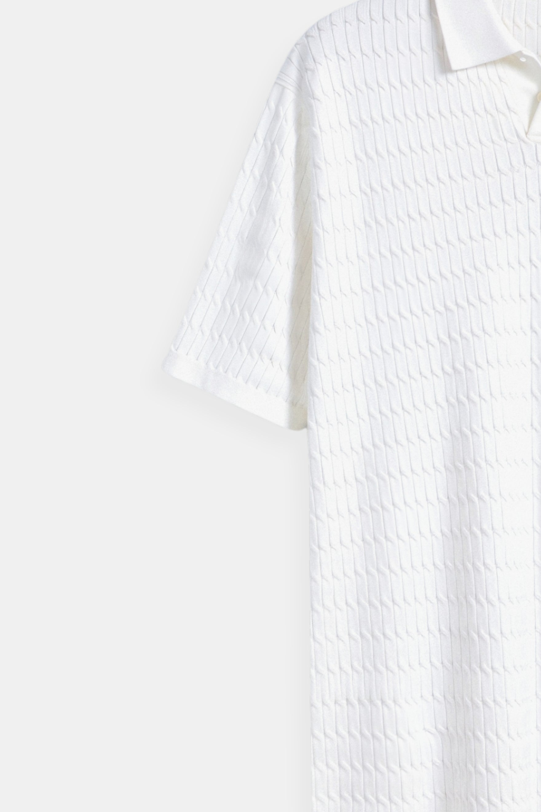 Camisa polo de punto blanca con patrón texturizado