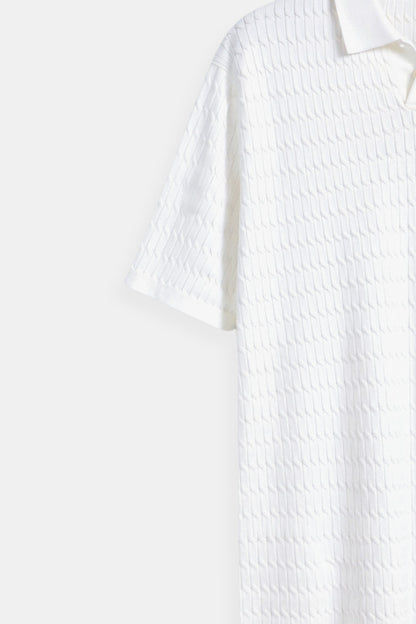 Camisa polo de punto blanca con patrón texturizado