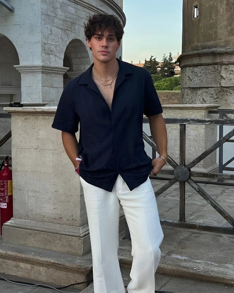 Adam | Conjunto de verano de 3 piezas con camisa de manga corta, pantalones de lino y cadena dorada