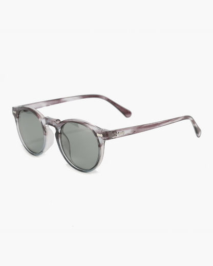 Dominic | Lässig Conjunto de 3 piezas con Suéter de Media Cremallera, Mocasines y Gafas de Sol Redondas