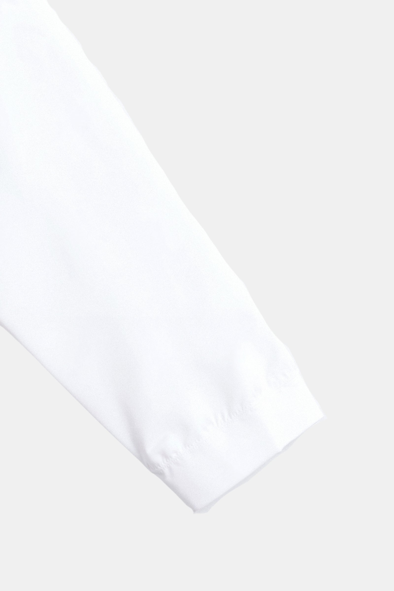 Camisa clásica de cuello alto en blanco