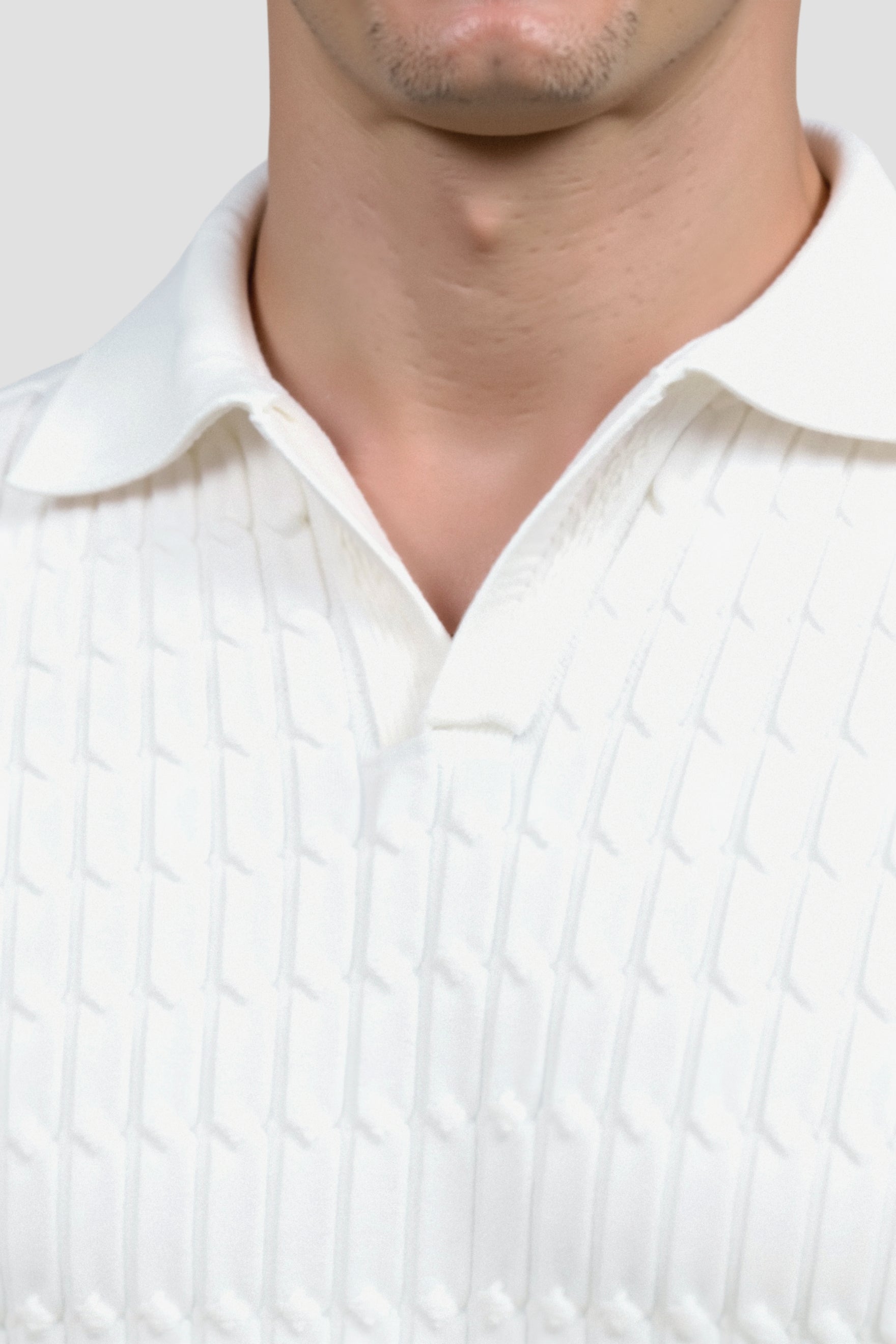 Camisa polo de punto blanca con patrón texturizado