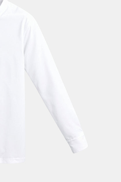 Camisa clásica de cuello alto en blanco