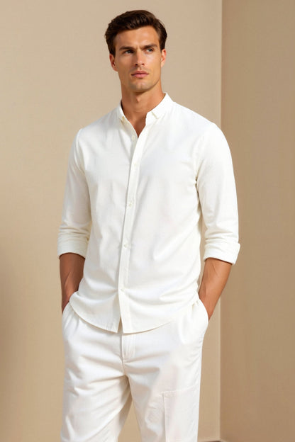 Camisa clásica de cuello alto en blanco