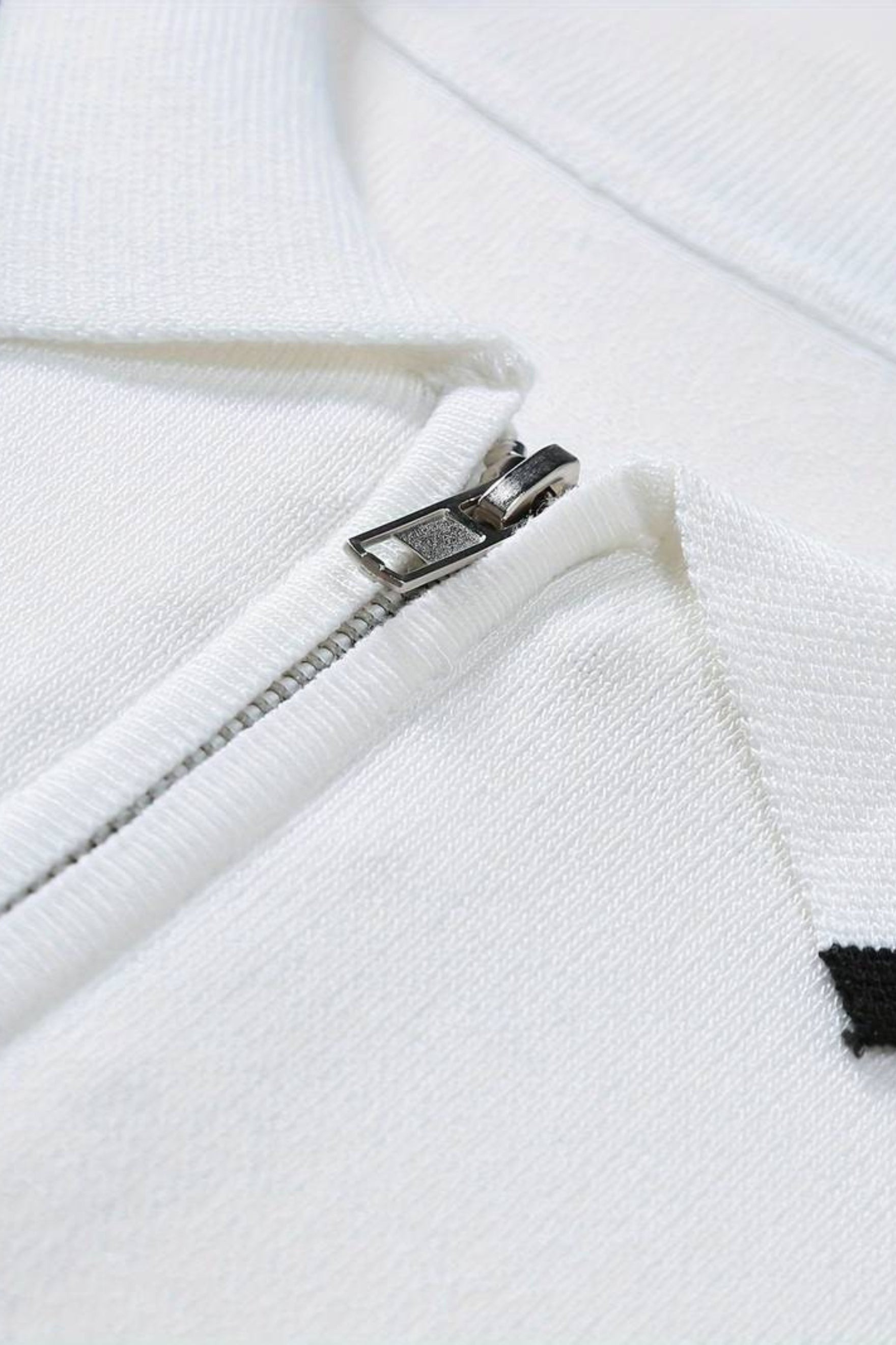 Camisa polo clásica con cremallera y detalles en contraste