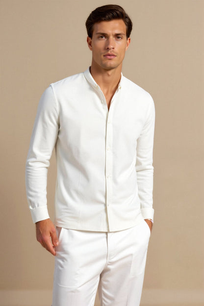 Camisa clásica de cuello alto en blanco