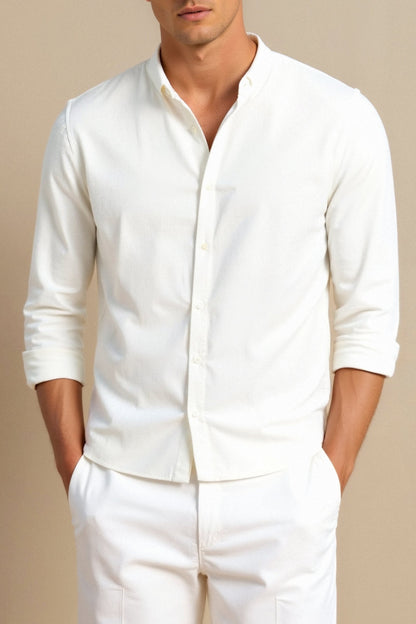 Camisa clásica de cuello alto en blanco