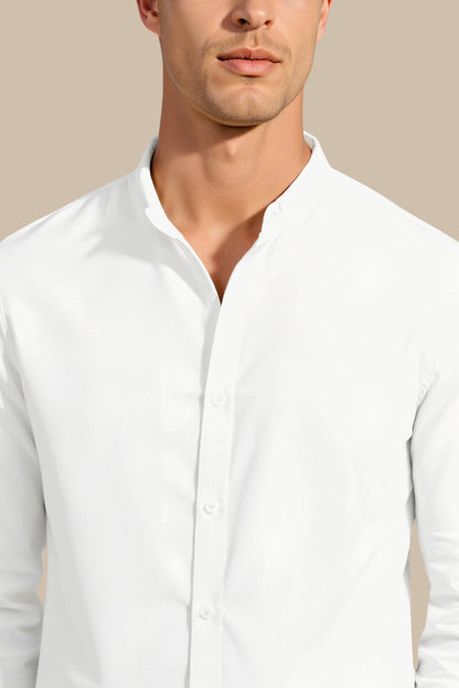 Camisa clásica de cuello alto en blanco