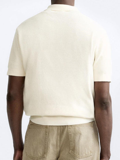 Elegante polo de punto con cremallera