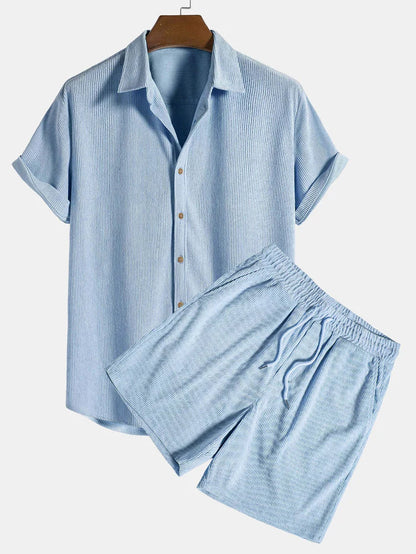 Elegantes conjunto de punto para hombres en apariencia de canalé fino | Camisa y pantalones cortos