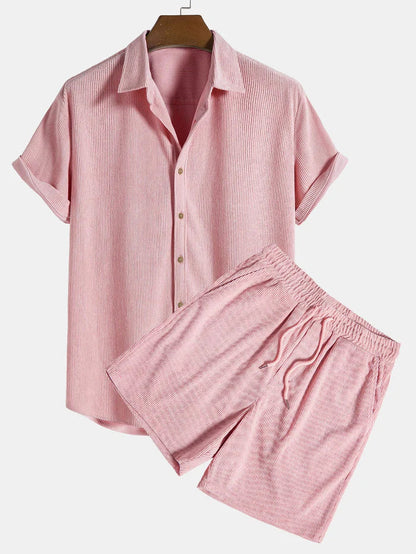 Elegantes conjunto de punto para hombres en apariencia de canalé fino | Camisa y pantalones cortos