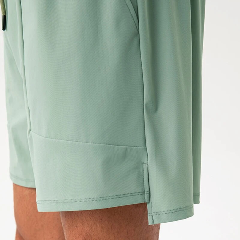 Pantalones cortos de nylon modernos para hombres en varios colores